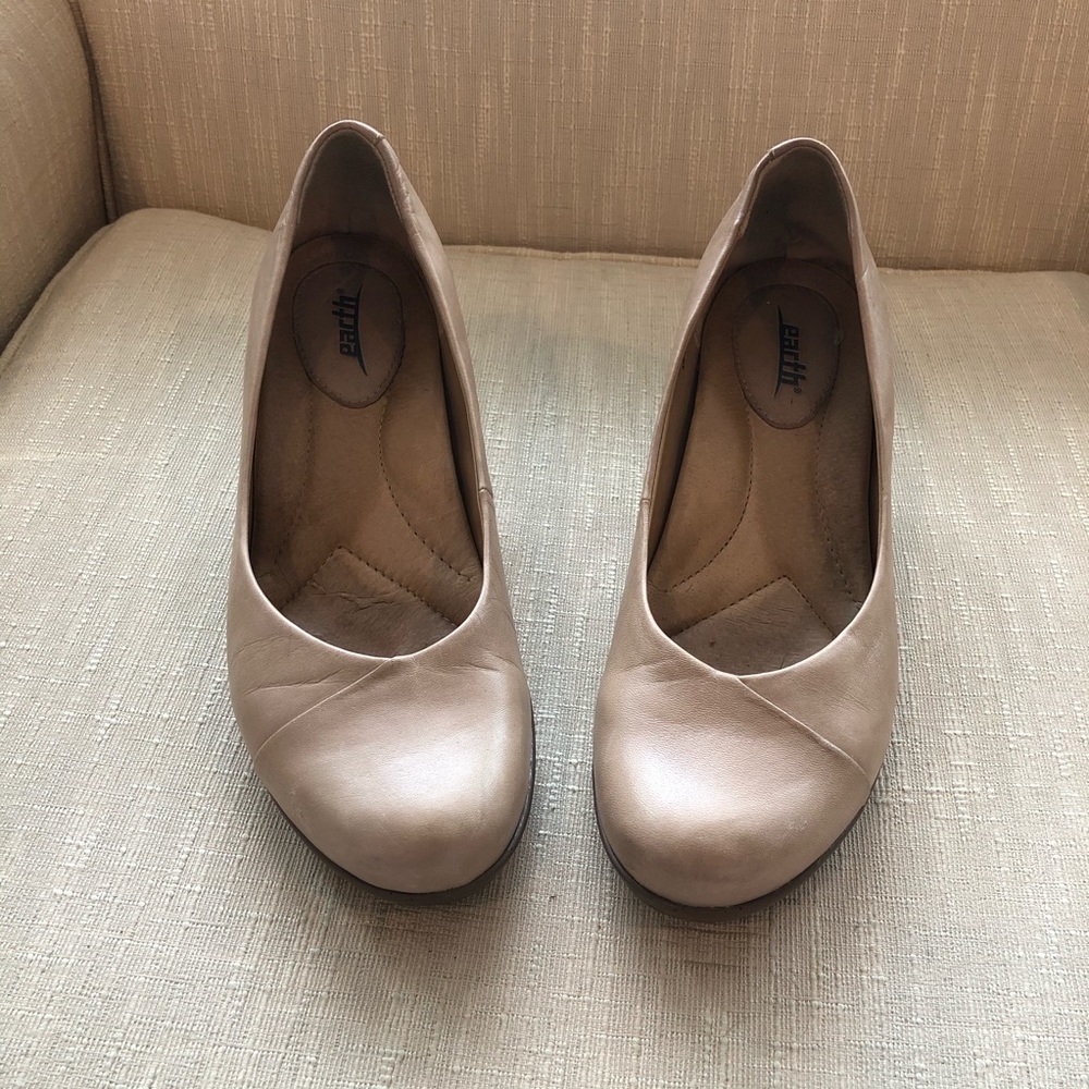 Earth Tamarack Leather Heels in Light Pecan